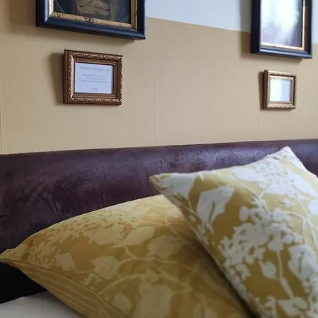 Kunterbunt, Gemuetlichkeit Am Waldesrand